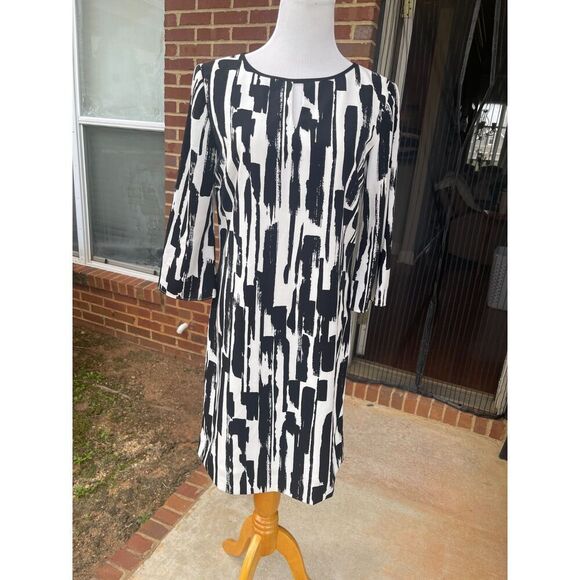 Tahari Black White Relaxed Shift Dress Keyhole 3/4 Bell Sleeve Knee Length 4 - Picture 1 of 13